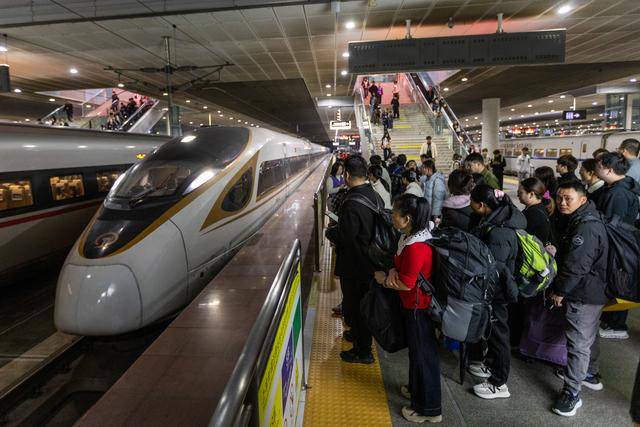 深圳北站594列夜间高铁点亮春节归途pg电子图集｜深夜候车室里的暖意：(图2)